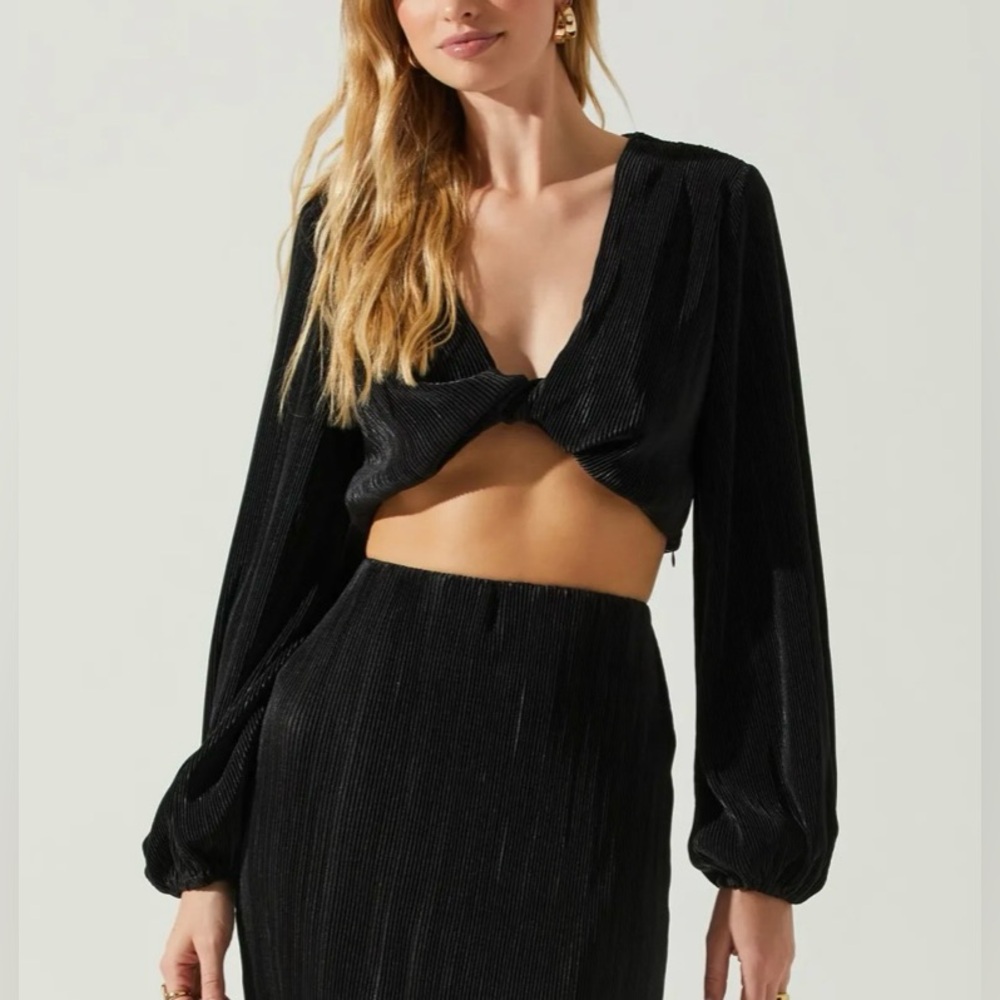 ASTR The Label NWT Black Cataleya Plisse Long Sleeve Twist Front Top